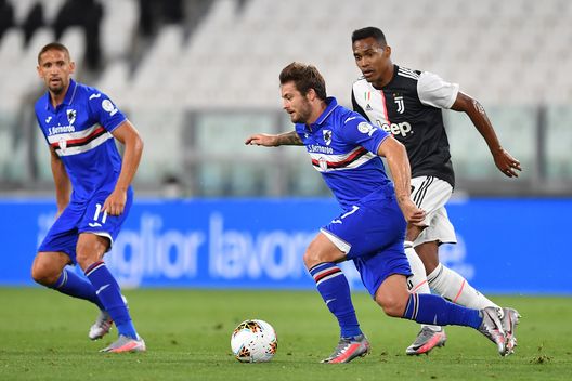  TURIN, ITALY - JULY 26: Alex Sandro (R) of Juventus competes with Karol Linetty of UC Sampdoria during the Serie A match between Juventus and UC Sampdoria at Allianz Stadium on July 26, 2020 in Turin, Italy. (Photo by Valerio Pennicino/Getty Images) 