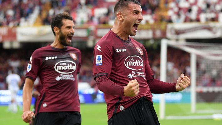 SALERNO, ITALY - AUGUST 28: Federico Bonazzoli of Salernitana celebrates after scoring the 2-0 goal during the Serie A match between Salernitana and UC Sampdoria at Stadio Arechi on August 28, 2022 in Salerno, Italy. (Photo by Francesco Pecoraro/Getty Images) La Salernitana non cambia: prove di formazione con Bonazzoli, Candreva e Maggiore - immagine 1