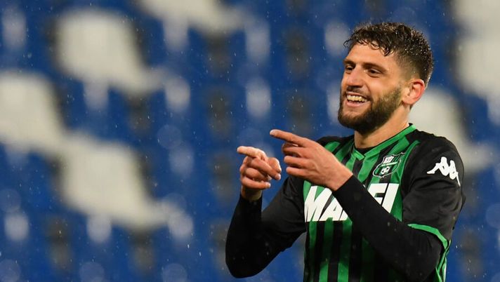 REGGIO NELL'EMILIA, ITALY - APRIL 04: Domenico Berardi of Sassuolo celebrates after scoring the 4-0 goal during the Serie A match between US Sassuolo and Chievo at Mapei Stadium - Citta' del Tricolore on April 4, 2019 in Reggio nell'Emilia, Italy. (Photo by Alessandro Sabattini/Getty Images) Berardi: “Mi urlavano di menarmi per farmi ammonire! Ora tirerò i rigori e direi sì al Milan” - immagine 1
