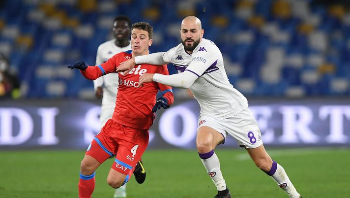NAPLES, ITALY - JANUARY 13: Diego Demme of SSC Napoli and Riccardo Saponara of ACF Fiorentina battle for the ball during the Coppa Italia match between SSC Napoli and ACF Fiorentina at Stadio Diego Armando Maradona on January 13, 2022 in Naples, Italy. (Photo by Francesco Pecoraro/Getty Images) Ag. Demme: “Vuole giocare, Fiorentina adatta a lui. Per ora parole di stima” - immagine 1