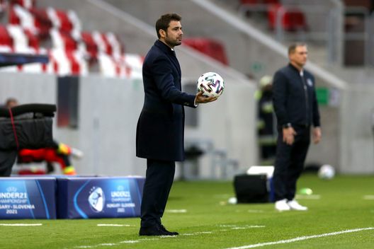 BUDAPEST, HUNGARY - MARCH 30: Adrian Mutu, Head Coach of Romania looks on during the 2021 UEFA European Under-21 Championship Group A match between Germany and Romania at Bozsik Stadion on March 30, 2021 in Budapest, Hungary. Sporting stadiums around Hungary remain under strict restrictions due to the Coronavirus Pandemic as Government social distancing laws prohibit fans inside venues resulting in games being played behind closed doors. (Photo by David Balogh/Getty Images) Munteanu verso il Rapid Bucarest: c’è lo zampino di… Mutu- immagine 2