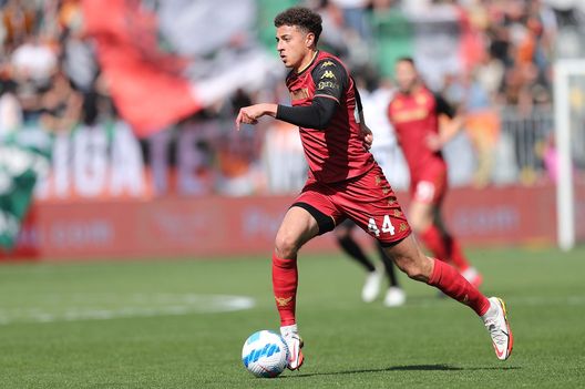 LA SPEZIA, ITALY - APRIL 02: Ethan Kwame Colm Raymond Ampadu of Venezia FC in action during the Serie A match between Spezia Calcio and Venezia FC at Stadio Alberto Picco on April 2, 2022 in La Spezia, Italy. (Photo by Gabriele Maltinti/Getty Images) LA SPEZIA, ITALY - APRIL 02: Ethan Kwame Colm Raymond Ampadu of Venezia FC in action during the Serie A match between Spezia Calcio and Venezia FC at Stadio Alberto Picco on April 2, 2022 in La Spezia, Italy. (Photo by Gabriele Maltinti/Getty Images)