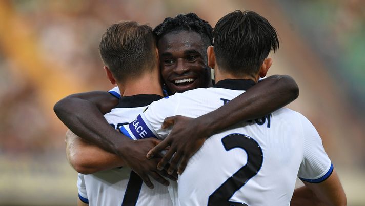 VERONA, ITALY - AUGUST 28: Teun Koopmeiners of Atalanta BC celebrates with Duvan Zapata and Rafael Toloi after scoring their team's first goal during the Serie A match between Hellas Verona and Atalanta BC at Stadio Marcantonio Bentegodi on August 28, 2022 in Verona, Italy. (Photo by Alessandro Sabattini/Getty Images) Un attaccante dell’Atalanta sta facendo di tutto per esserci contro i Viola - immagine 1
