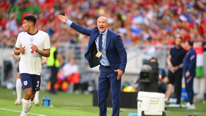 BUDAPEST, HUNGARY - JUNE 04: Marco Rossi, Head Coach of Hungary gives their team instructions during the UEFA Nations League League A Group 3 match between Hungary and England at Puskas Arena on June 04, 2022 in Budapest, Hungary. (Photo by Michael Regan/Getty Images) Non è la classifica finale, ma bravo lo stesso: Marco Rossi strappa applausi su Facebook… - immagine 1