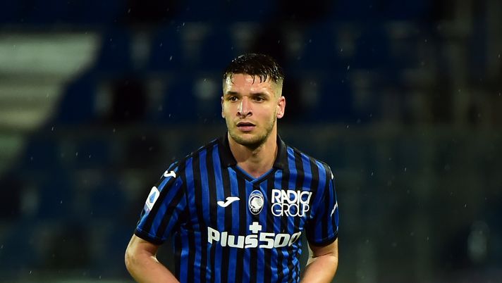 BERGAMO, ITALY - MAY 12: Berat Djimsiti of Atalanta BC in action during the Serie A match between Atalanta BC and Benevento Calcio at Gewiss Stadium on May 12, 2021 in Bergamo, Italy. Sporting stadiums around Italy remain under strict restrictions due to the Coronavirus Pandemic as Government social distancing laws prohibit fans inside venues resulting in games being played behind closed doors. (Photo by Pier Marco Tacca/Getty Images) BERGAMO, ITALY - MAY 12: Berat Djimsiti of Atalanta BC in action during the Serie A match between Atalanta BC and Benevento Calcio at Gewiss Stadium on May 12, 2021 in Bergamo, Italy. Sporting stadiums around Italy remain under strict restrictions due to the Coronavirus Pandemic as Government social distancing laws prohibit fans inside venues resulting in games being played behind closed doors. (Photo by Pier Marco Tacca/Getty Images)