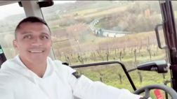 VIDEO / Sanchez tra le sue vigne alla guida di un trattore!