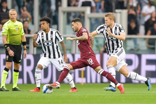 TURIN, ITALY - OCTOBER 02: Weston McKennie and Matthijs de Ligt of Juventus in action against Antonio Sanabria of Torino FC during the Serie A match between Torino FC v Juventus at Stadio Olimpico di Torino on October 02, 2021 in Turin, Italy. (Photo by Daniele Badolato - Juventus FC/Juventus FC via Getty Images) Amoruso a TN: “Belotti? Per me resterà. Ora è giusto che stia in silenzio”- immagine 3