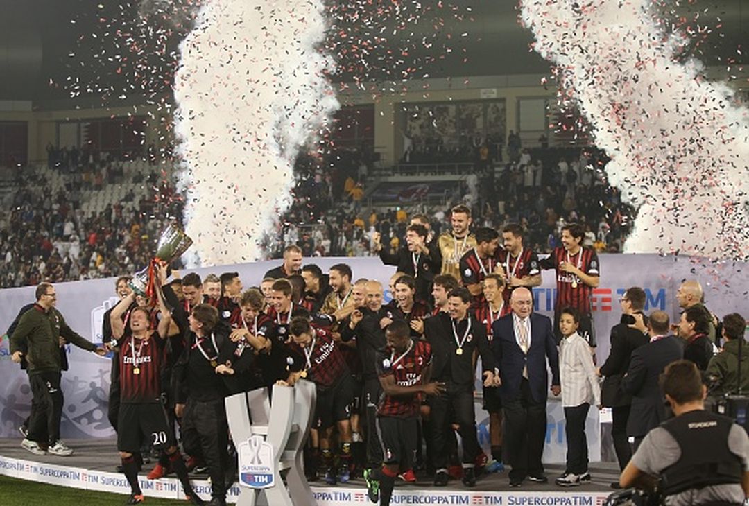  DOHA, QATAR - DECEMBER 23 : AC Milan team celebrating with Trophy  after winning the Supercoppa TIM Doha 2016 match between Juventus FC and AC Milan at the Jassim Bin Hamad Stadium on December 23, 2016 in Doha, Qatar. (Photo by AK BijuRaj/Getty Images) 