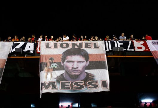 ROSARIO, ARGENTINA - NOVEMBER 30: Fans of Newell's Old Boys display a banner with an image of Argentine player Lionel Messi during a match between Newell's Old Boys and River Plate as part of Superliga 2019/20 at Marcelo Bielsa Stadium on November 30, 2019 in Rosario, Argentina. (Photo by Marcos Brindicci/Getty Images) Argentina, Rosario aspetta Messi, Di Maria e Correa dopo la festa a Buenos Aires - immagine 1