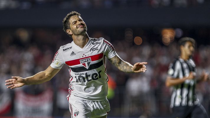 SAO PAULO, BRAZIL - AUGUST 10: Alexandre Pato of Sao Paulo celebrates after scoring his second goal and the third of his team during a match between Sao Paulo and Santos for the Brasileirao Series A 2019 at Morumbi Stadium on August 10, 2019 in Sao Paulo, Brazil. (Photo by Miguel Schincariol/Getty Images) 