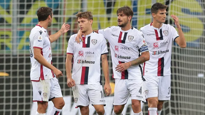 MILAN, ITALY - SEPTEMBER 29:  Nicolo Barella (2nd L) and Daniele Dessena (2nd R) of Cagliari Calcio show their dejection during the Serie A match between FC Internazionale and Cagliari at Stadio Giuseppe Meazza on September 29, 2018 in Milan, Italy.  (Photo by Emilio Andreoli/Getty Images)