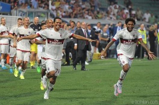 Bacca e Luiz Adriano, fonte foto acmilan.com Bacca e Luiz Adriano, fonte foto acmilan.com