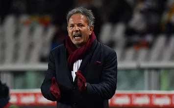  TURIN, ITALY - DECEMBER 02: Torino FC head coach Sinisa Mihajlovic shouts to his players during the Serie A match between Torino FC and Atalanta BC at Stadio Olimpico di Torino on December 2, 2017 in Turin, Italy. (Photo by Valerio Pennicino/Getty Images)