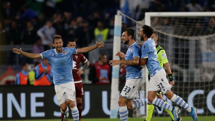 ROME, ITALY - OCTOBER 30:  Francesco Acerbi (C) with his teammates of SS Lazio celebrates after scoring the opening goal during the Serie A match between SS Lazio and Torino FC at Stadio Olimpico on October 30, 2019 in Rome, Italy.  (Photo by Paolo Bruno/Getty Images)