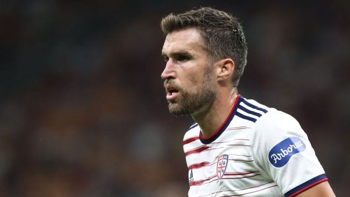 MILAN, ITALY - AUGUST 29: Kevin Strootman of Cagliari Calcio looks on during the Serie A match between AC Milan and Cagliari Calcio at Stadio Giuseppe Meazza on August 29, 2021 in Milan, . (Photo by Marco Luzzani/Getty Images) Unione Sarda: “Caso Strootman: mai in gruppo, poche possibilità di rivederlo in campo” - immagine 1