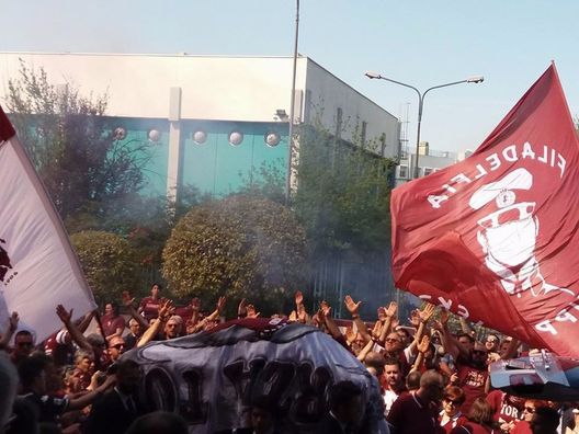 Foto tratte dal gruppo Facebook "La gente come noi non molla mai", lo stesso su cui erano state organizzate le aste dei cimeli Foto tratte dal gruppo Facebook "La gente come noi non molla mai", lo stesso su cui erano state organizzate le aste dei cimeli