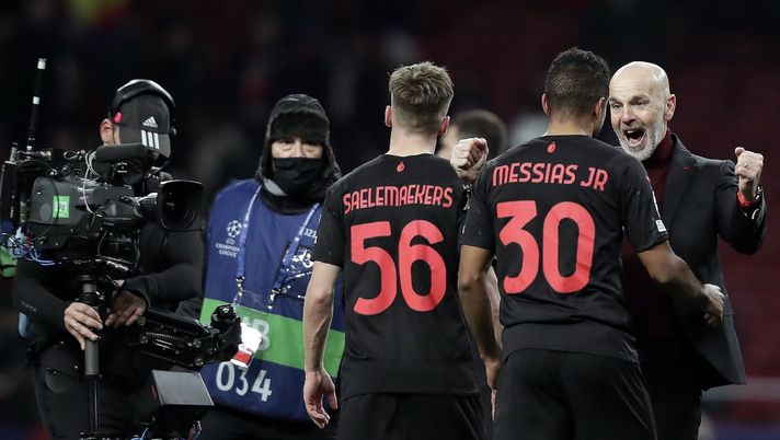 Alexis Saelemaekers e Junior Messias (giocatori AC Milan) con il tecnico Stefano Pioli dopo Atlético Madrid-Milan 0-1 (Champions League 2021-2022) | News (Getty Images) Saelemaekers Messias Pioli AC Milan