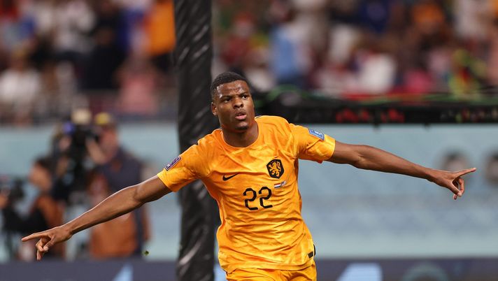 DOHA, QATAR - DECEMBER 03: Denzel Dumfries of Netherlands celebrates after scoring the team's third goal during the FIFA World Cup Qatar 2022 Round of 16 match between Netherlands and USA at Khalifa International Stadium on December 03, 2022 in Doha, Qatar. (Photo by Elsa/Getty Images) Mondiali, il cerchio si stringe: le quote sulle partite dei quattro nerazzurri in corsa - immagine 1