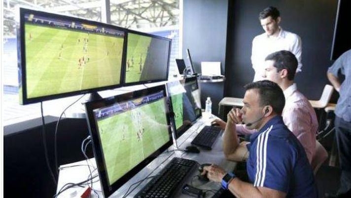 Dialogo pubblico tra arbitro e VAR, in corso le prime prove in Verona-Empoli - immagine 1