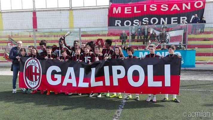 L'esultanza degli Esordienti 2004 del Milan dopo la vittoria del Torneo di Gallipoli (Fonte: AC Milan Youth - Twitter) 