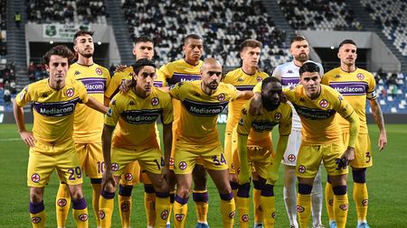 REGGIO NELL'EMILIA, ITALY - FEBRUARY 26:ACF Fiorentina team line up during the Serie A match between US Sassuolo and ACF Fiorentina at Mapei Stadium - Citta' del Tricolore on February 26, 2022 in Reggio nell'Emilia, Italy. (Photo by Alessandro Sabattini/Getty Images) REGGIO NELL'EMILIA, ITALY - FEBRUARY 26:ACF Fiorentina team line up during the Serie A match between US Sassuolo and ACF Fiorentina at Mapei Stadium - Citta' del Tricolore on February 26, 2022 in Reggio nell'Emilia, Italy. (Photo by Alessandro Sabattini/Getty Images)