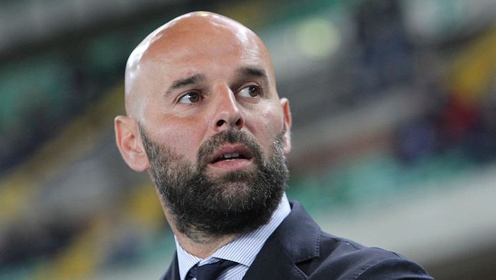VERONA, ITALY - APRIL 20:  Frosinone Calcio coach Roberto Stellone looks on before the Serie A match between AC Chievo Verona and Frosinone Calcio at Stadio Marc'Antonio Bentegodi on April 20, 2016 in Verona, Italy.  (Photo by Marco Luzzani/Getty Images) 