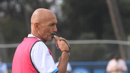 NAPLES, ITALY - SEPTEMBER 29: Head coach Luciano Spalletti of Napoli attends a training session on September 29, 2021 in Naples, Italy. (Photo by SSC NAPOLI/SSC NAPOLI via Getty Images)