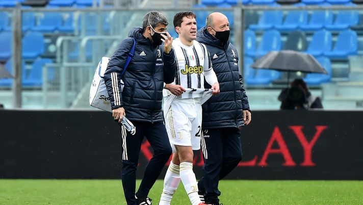 BERGAMO, ITALY - APRIL 18: Federico Chiesa of Juventus leaves the pitch with an injury during the Serie A match between Atalanta BC and Juventus at Gewiss Stadium on April 18, 2021 in Bergamo, Italy. Sporting stadiums around Italy remain under strict restrictions due to the Coronavirus Pandemic as Government social distancing laws prohibit fans inside venues resulting in games being played behind closed doors. (Photo by Pier Marco Tacca/Getty Images) BERGAMO, ITALY - APRIL 18: Federico Chiesa of Juventus leaves the pitch with an injury during the Serie A match between Atalanta BC and Juventus at Gewiss Stadium on April 18, 2021 in Bergamo, Italy. Sporting stadiums around Italy remain under strict restrictions due to the Coronavirus Pandemic as Government social distancing laws prohibit fans inside venues resulting in games being played behind closed doors. (Photo by Pier Marco Tacca/Getty Images)