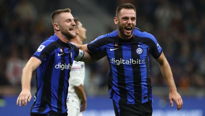MILAN, ITALY - OCTOBER 29: Stefan de Vrij (R) of FC Internazionale celebrates after scoring their team's first goal with his team-mate Milan Skriniar during the Serie A match between FC Internazionale and UC Sampdoria at Stadio Giuseppe Meazza on October 29, 2022 in Milan, Italy. (Photo by Marco Luzzani/Getty Images) Di Marzio: “De Vrij, novità per il rinnovo: c’è l’offerta! E arriva l’ultimatum a Skriniar” - immagine 1