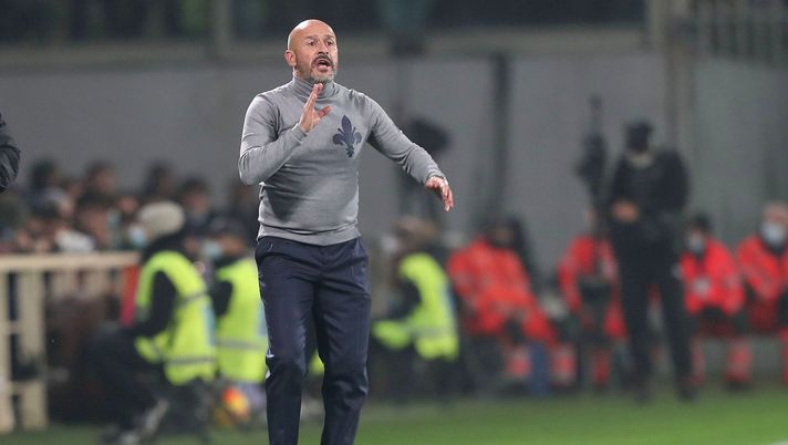 FLORENCE, ITALY - NOVEMBER 20: Vincenzo Italiano manager of ACF Fiorentina shouts instructions to his players during the Serie A match between ACF Fiorentina and AC Milan at Stadio Artemio Franchi on November 20, 2021 in Florence, Italy. (Photo by Gabriele Maltinti/Getty Images) Fiorentina alla ricerca della felicità: da più di due mesi alterna vittorie e KO - immagine 1