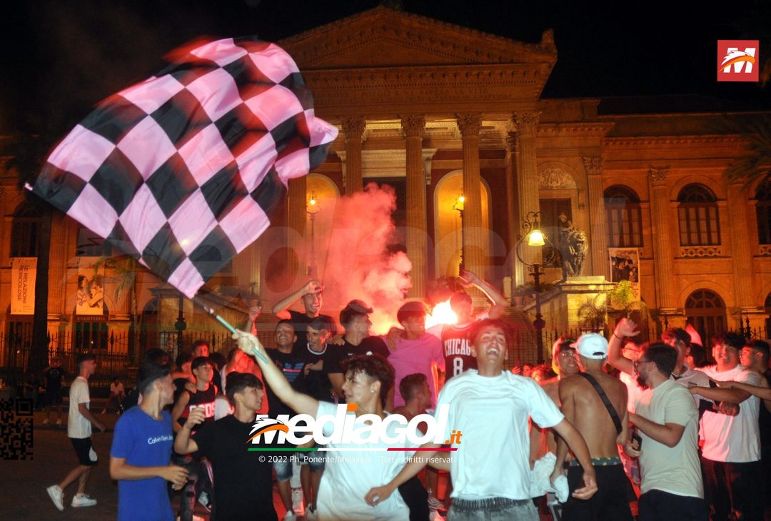 FOTO Palermo in Serie B, i festeggiamenti dei rosanero al Renzo Barbera (Gallery) - immagine 27