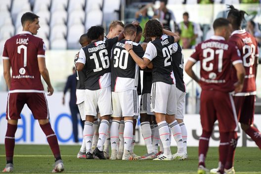  TURIN, ITALY - JULY 04: Cristiano Ronaldo of Juventus celebrates with teammates after scoring his team's third goal during the Serie A match between Juventus and Torino FC at Allianz Stadium on July 04, 2020 in Turin, Italy. (Photo by Filippo Alfero - Juventus FC/Juventus FC via Getty Images) 