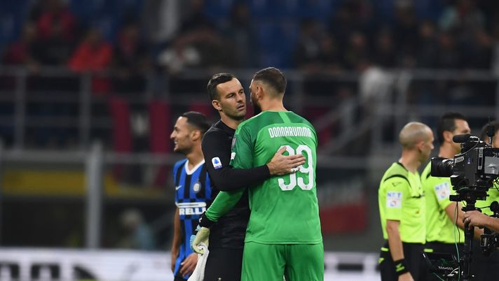 MILAN, ITALY - SEPTEMBER 21: Samir Handanovic of FC Internazionale and Gianluigi Donnarumma of AC Milan hug each other at the end of the Serie A match between AC Milan and FC Internazionale at Stadio Giuseppe Meazza on September 21, 2019 in Milan, Italy. (Photo by Claudio Villa - Inter/Inter via Getty Images) MILAN, ITALY - SEPTEMBER 21: Samir Handanovic of FC Internazionale and Gianluigi Donnarumma of AC Milan hug each other at the end of the Serie A match between AC Milan and FC Internazionale at Stadio Giuseppe Meazza on September 21, 2019 in Milan, Italy. (Photo by Claudio Villa - Inter/Inter via Getty Images)