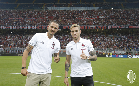  Leonardo Bonucci e Lucas Biglia, nuovi acquisti del Milan, presentati a San Siro (credits: acmilan.com) 