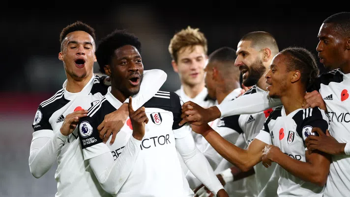 LONDON, ENGLAND - NOVEMBER 02: Ola Aina of Fulham celebrates with teammates after scoring his team's second goal  during the Premier League match between Fulham and West Bromwich Albion at Craven Cottage on November 02, 2020 in London, England. Sporting stadiums around the UK remain under strict restrictions due to the Coronavirus Pandemic as Government social distancing laws prohibit fans inside venues resulting in games being played behind closed doors. (Photo by Clive Rose/Getty Images)