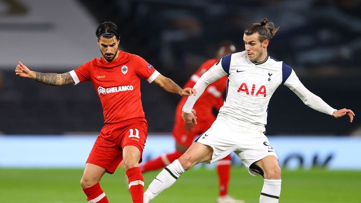 LONDON, ENGLAND - DECEMBER 10: Lior Refaelov of Royal Antwerp battles for possession with Gareth Bale of Tottenham Hotspur during the UEFA Europa League Group J stage match between Tottenham Hotspur and Royal Antwerp at Tottenham Hotspur Stadium on December 10, 2020 in London, England. A limited number of fans (2000) are welcomed back to stadiums to watch elite football across England. This was following easing of restrictions on spectators in tiers one and two areas only. (Photo by Julian Finney/Getty Images) LONDON, ENGLAND - DECEMBER 10: Lior Refaelov of Royal Antwerp battles for possession with Gareth Bale of Tottenham Hotspur during the UEFA Europa League Group J stage match between Tottenham Hotspur and Royal Antwerp at Tottenham Hotspur Stadium on December 10, 2020 in London, England. A limited number of fans (2000) are welcomed back to stadiums to watch elite football across England. This was following easing of restrictions on spectators in tiers one and two areas only. (Photo by Julian Finney/Getty Images)