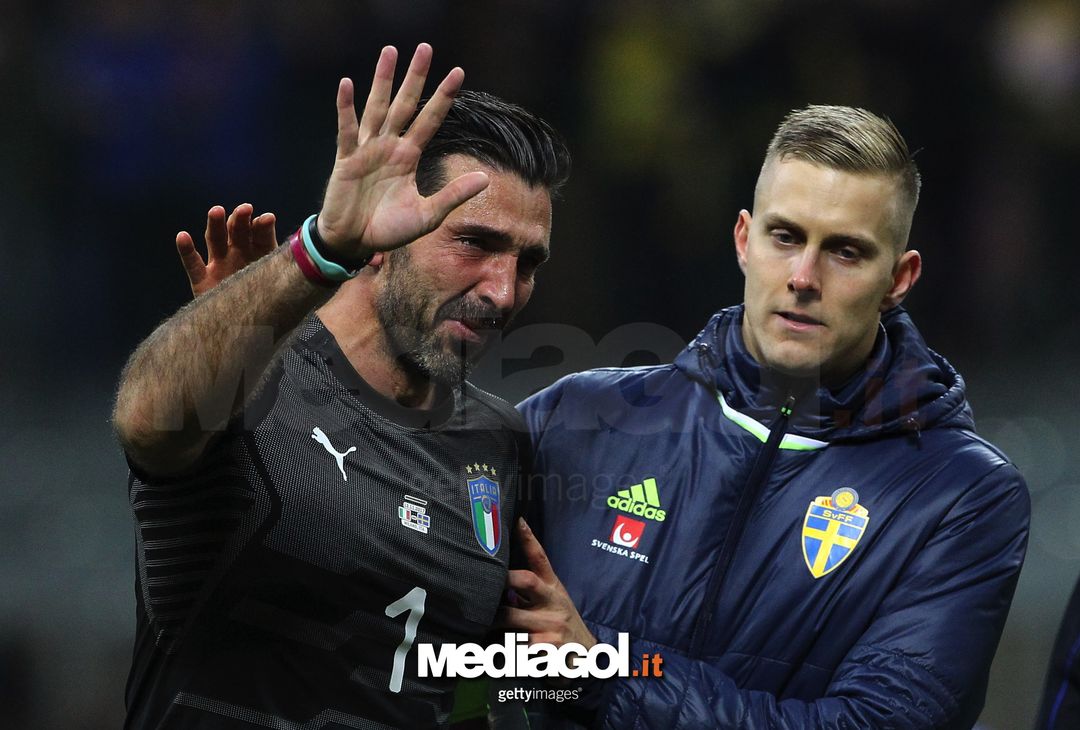  MILAN, ITALY - NOVEMBER 13:  Gianluigi Buffon of Italy cries after loosing at the end of the FIFA 2018 World Cup Qualifier Play-Off: Second Leg between Italy and Sweden at San Siro Stadium on November 13, 2017 in Milan, Sweden.  (Photo by Marco Luzzani/Getty Images) 