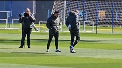 Barcellona, Xavi già in campo in attesa dei suoi: la clip dal centro sportivo