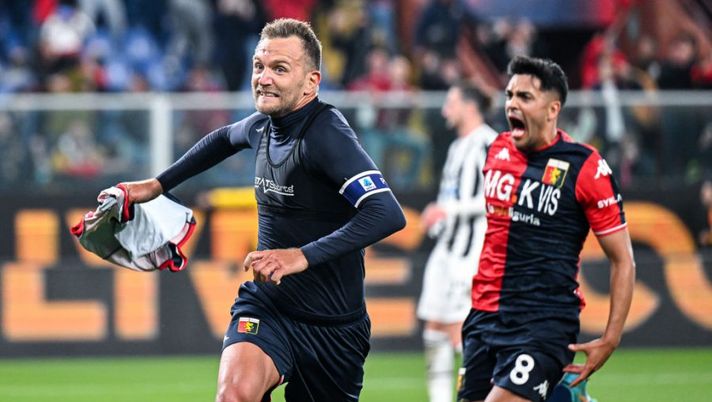 GENOA, ITALY - MAY 6: Domenico Criscito of Genoa (L) celebrates with his team-mate Nadiem Amiri after scoring a goal from the penalty spot during the Serie A match between Genoa CFC and Juventus at Stadio Luigi Ferraris on April 30, 2022 in Genoa, Italy. (Photo by Getty Images) Genoa, perché manca il giallo a Criscito con la Juve: lo spiega il regolamento - immagine 1