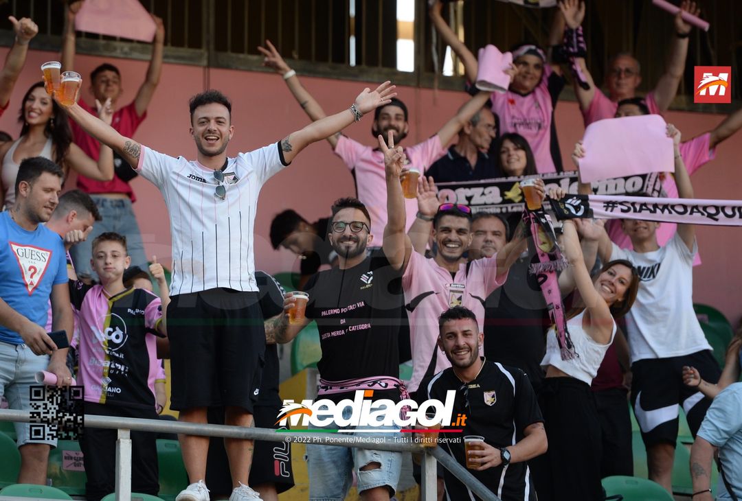 Fototifo, facce da Serie B. I tifosi allo stadio per Palermo-Padova 1-0 - immagine 44