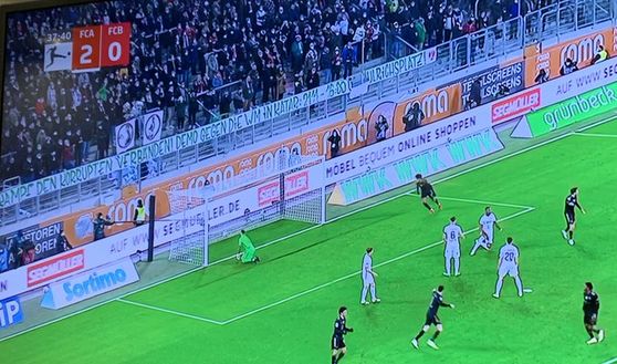 Striscione di contestazione dietro la porta Striscione di contestazione dietro la porta