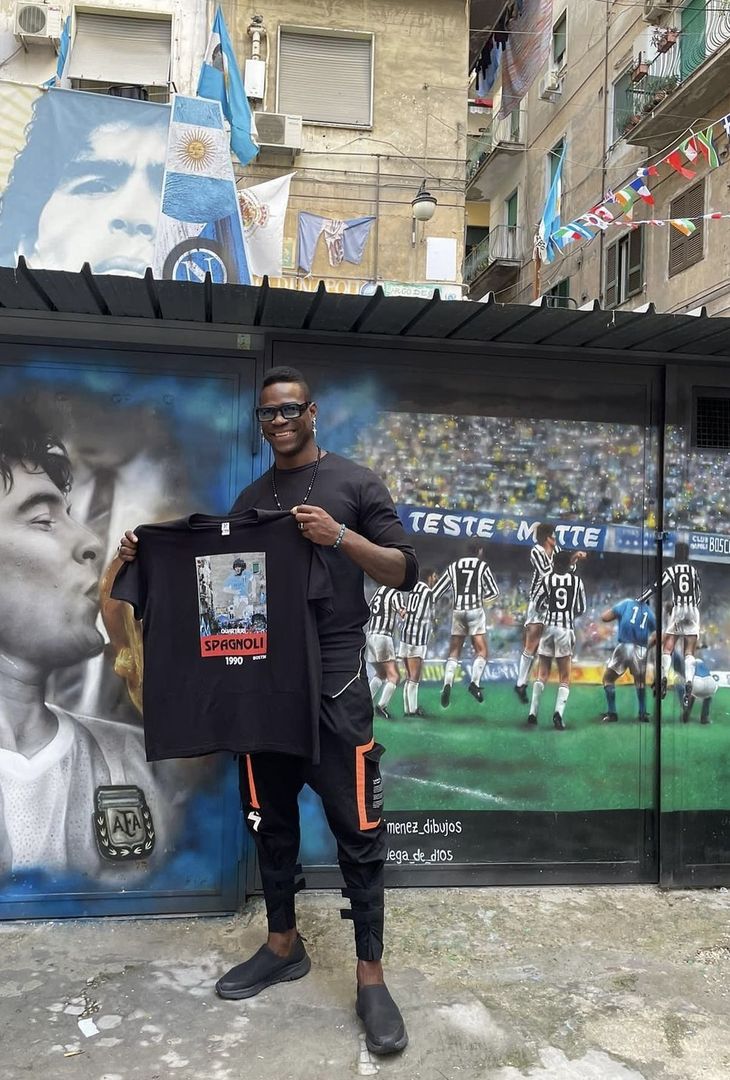 FOTO Balotelli è a Napoli: visita a sorpresa al murale di Maradona - immagine 2