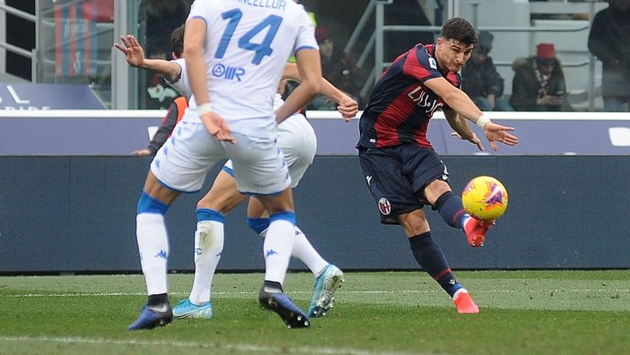 BOLOGNA, ITALY - FEBRUARY 01: Riccardo Orsolini of Bologna kicks towards the goal during the Serie A match between Bologna FC and  Brescia Calcio at Stadio Renato Dall'Ara on February 01, 2020 in Bologna, Italy. (Photo by Mario Carlini / Iguana Press/Getty Images) 