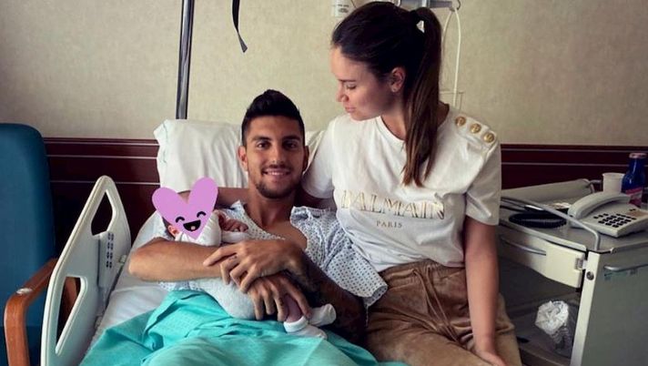 Pellegrini si è operato, la moglie Veronica a Villa Stuart con la figlia: “Sempre con te” Pellegrini si è operato, la moglie Veronica a Villa Stuart con la figlia: “Sempre con te”