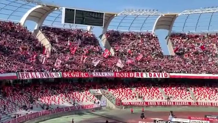Serie B, gli ultras del Bari ripuliscono la loro Curva dopo il match - immagine 1