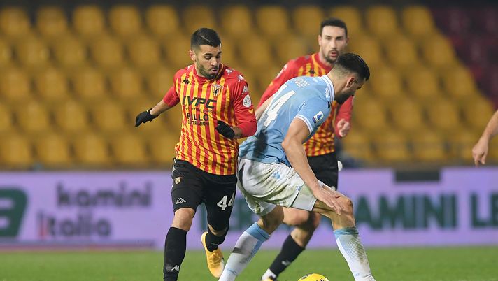 BENEVENTO, ITALY - DECEMBER 15: Iago Falque of Benevento Calcio vies with Wesley Hoedt of SS Lazio during the Serie A match between Benevento Calcio and SS Lazio at Stadio Ciro Vigorito on December 15, 2020 in Benevento, Italy. (Photo by Francesco Pecoraro/Getty Images) 