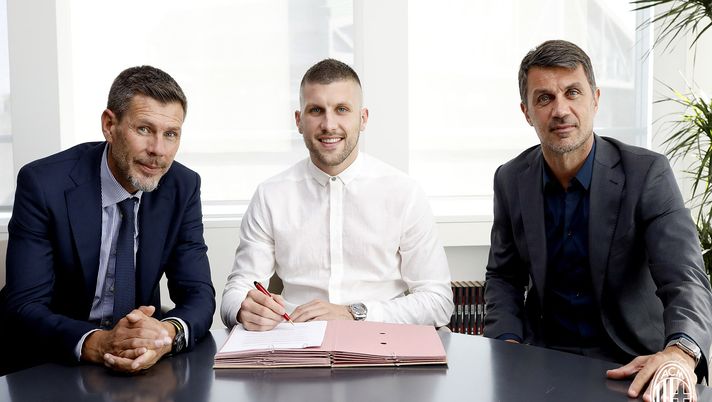 Ante Rebic con i dirigenti del Milan, Zvonimir Boban e Paolo Maldini (credits: acmilan.com) 
