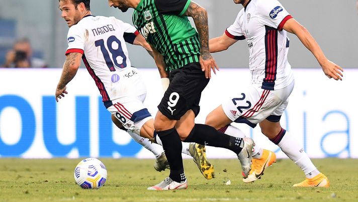 REGGIO NELL'EMILIA, ITALY - SEPTEMBER 20: Francesco Caputo of US Sassuolo competes for the ball with  Nahitan Nandez and  Charalampos Lykogiannis of Cagliari Calcio during the Serie A match between US Sassuolo and Cagliari Calcio at Mapei Stadium - Città del Tricolore on September 20, 2020 in Reggio nell'Emilia, Italy. (Photo by Alessandro Sabattini/Getty Images) 
