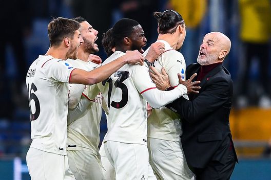 Il Milan esulta con Stefano Pioli. Il Milan esulta con Stefano Pioli.