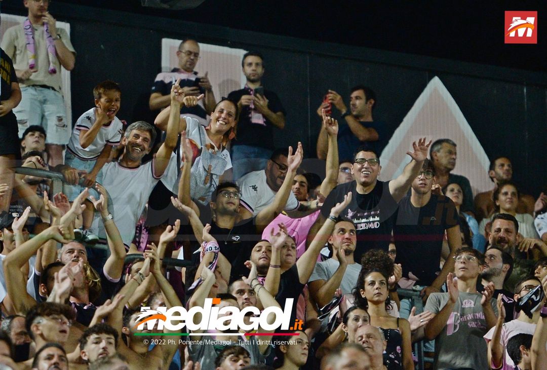 FOTOTIFO, Palermo-Genoa 1-0: i tifosi allo stadio “Renzo Barbera” (Gallery) - immagine 23